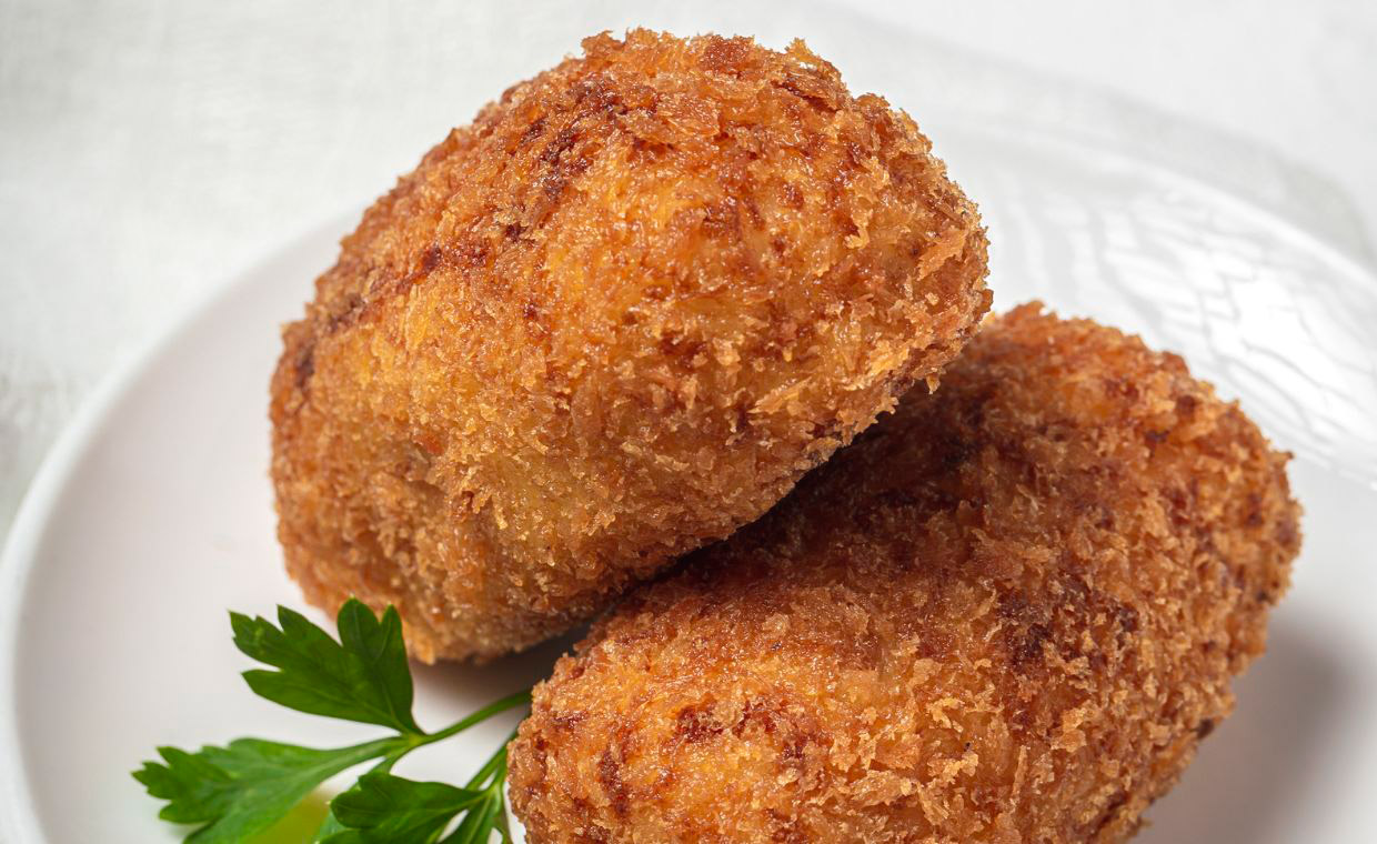 Croquetas de jamón servidas en un plato
