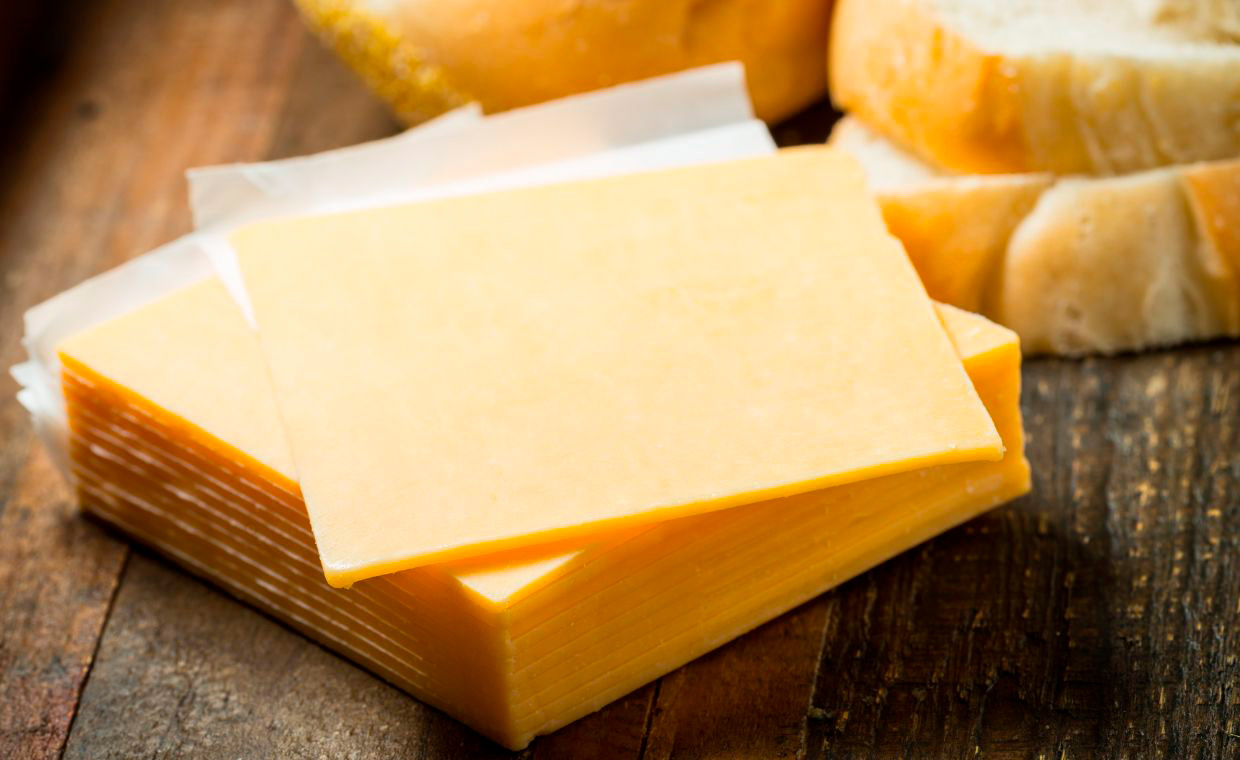 Queso cheddar amarillo en lonchas