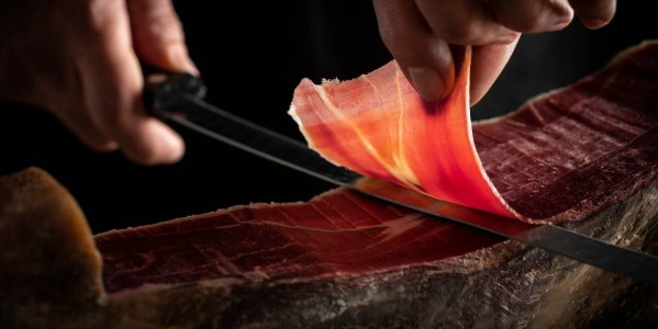 ¿Sabes si estás cortando el jamón de forma correcta o estás arruinando su sabor y textura?