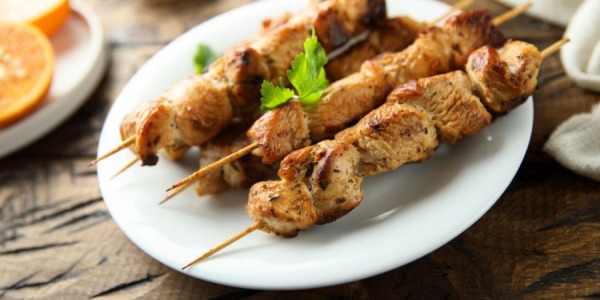 Cómo marinar brochetas de carne para que siempre te queden jugosas