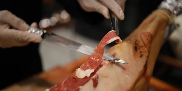 Cómo se empieza un jamón paso a paso: guía fácil para cortar en casa